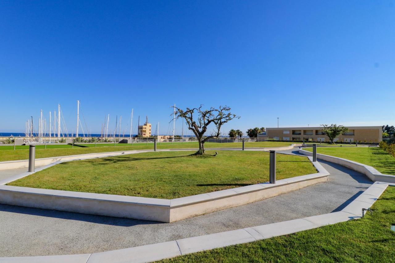 H11 Luxury 9A - Porto - Piscina - Jacuzzi Lägenhet Santo Stefano al Mare Exteriör bild