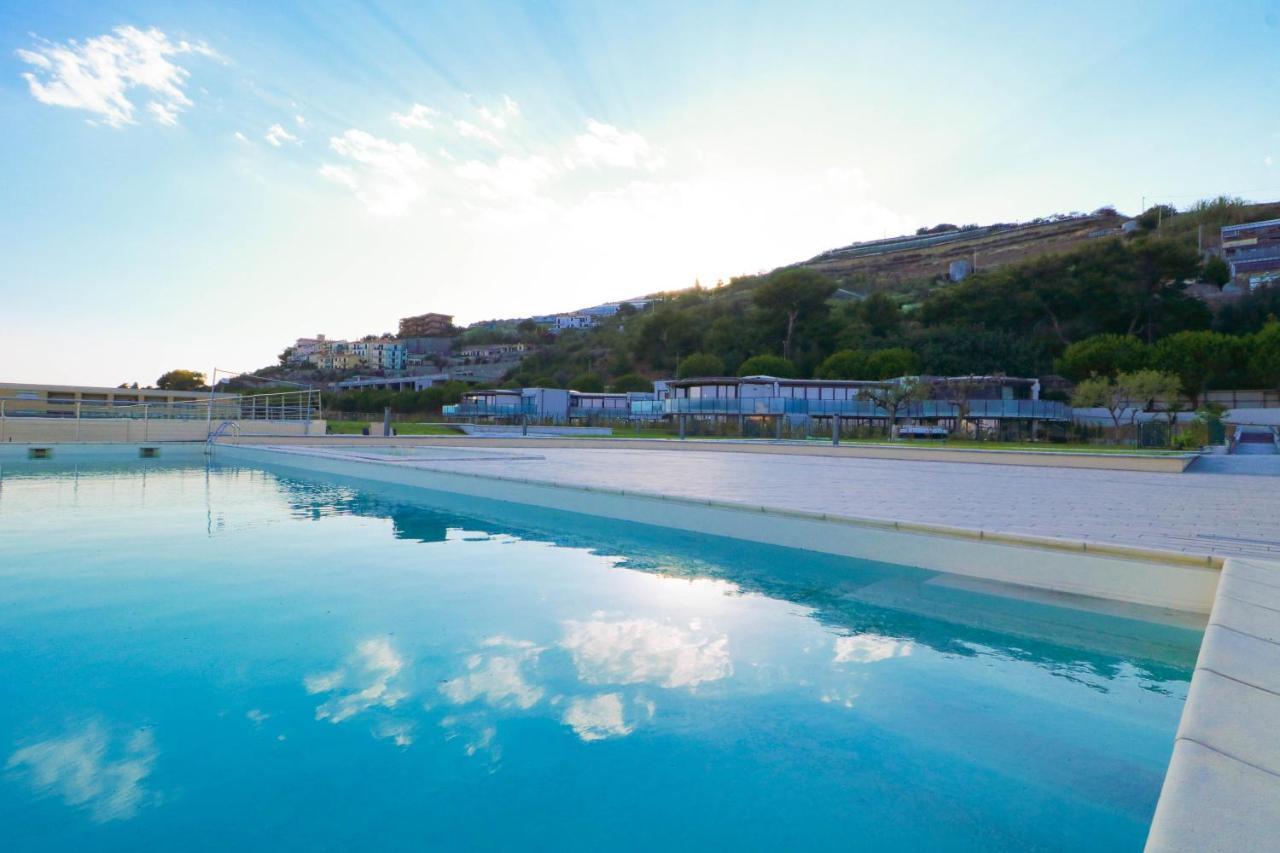 H11 Luxury 9A - Porto - Piscina - Jacuzzi Lägenhet Santo Stefano al Mare Exteriör bild